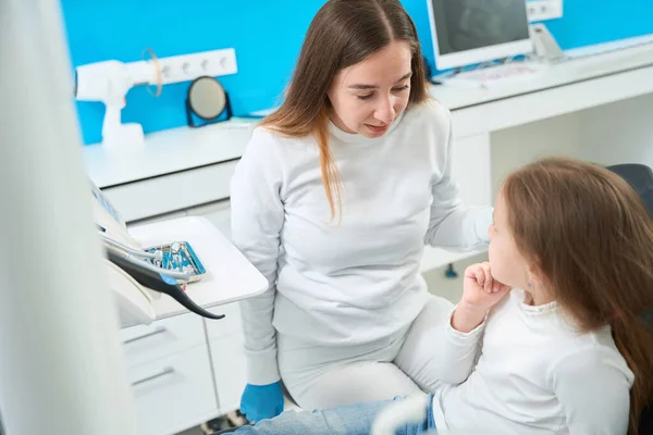 Дитячий Стоматолог Розмовляє Попередньою Дівчиною Яка Сидить Стоматологічному Кріслі Офісі — стокове фото