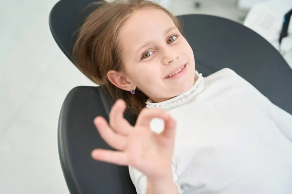 Sorrindo Agradou Pouco Paciente Deitado Cadeira Dentária Fazendo Sinal — Fotografia de Stock