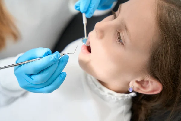 Dentista Pediátrico Luvas Estéreis Descartáveis Examinando Criança Pré Adolescente Com — Fotografia de Stock
