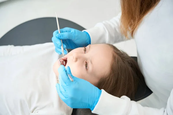 Pedodoncista Realizando Examen Primario Pequeña Cavidad Oral Del Paciente Utilizando —  Fotos de Stock