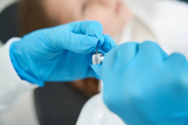 Foto Recortada Mano Del Médico Guantes Nitrilo Adjuntando Brote Redondo — Foto de Stock