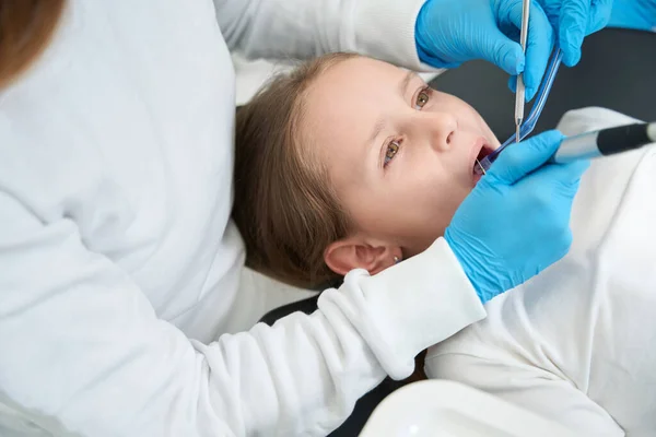 Pedodoncista Guantes Nitrilo Desechables Perforando Cavidad Dental Niño Preadolescente Tranquilo —  Fotos de Stock