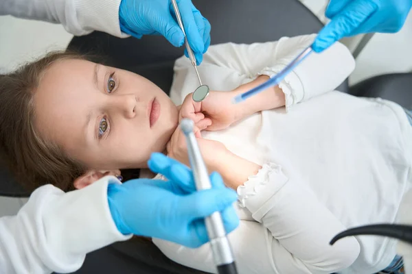 Garotinha Assustada Olhando Para Instrumentos Dentários Mãos Dentista Enfermeira — Fotografia de Stock