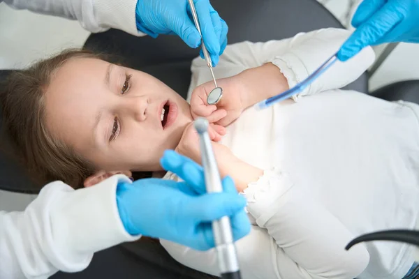 Ребенок Открытым Ртом Смотрит Инструменты Руках Детского Стоматолога Ассистента — стоковое фото