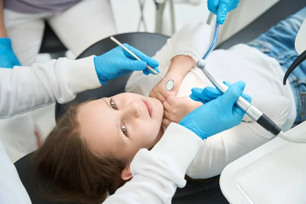 Dental Staff Luvas Nitrilo Segurando Instrumentos Sobre Calma Preteen Menina — Fotografia de Stock