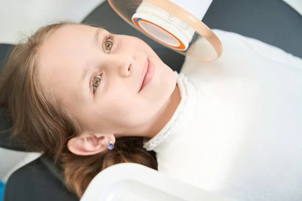 Tandheelkundige Kliniek Patiënt Liggende Ruggengraat Glimlachen Tijdens Extraorale Lage Lasertherapie — Stockfoto