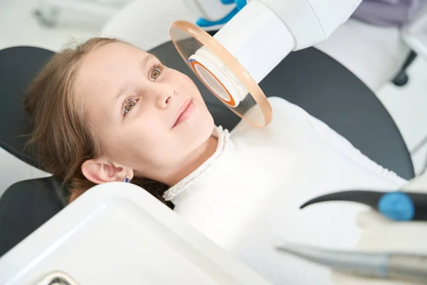 Serene Pre Adolescente Meisje Dagdromen Tijdens Extraorale Lage Lasertherapie Tandheelkundige — Stockfoto