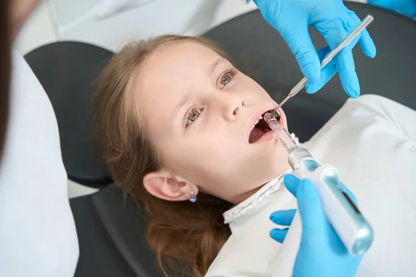 Dentysta Dziecięcy Wstrzykuje Miejscowy Środek Znieczulający Dziąseł Małego Pacjenta Używając — Zdjęcie stockowe