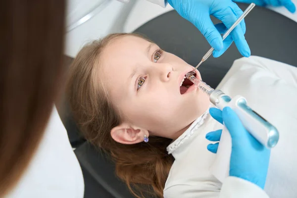 用牙科注射器枪向未成年儿童牙龈注射麻醉剂的一次性尼龙手套牙科医生 — 图库照片
