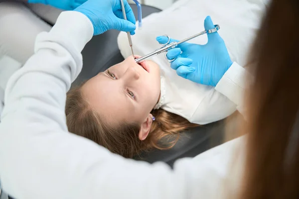 Pedodontist Disposable Nitrile Gloves Administering Anesthetic Injection Calm Little Patient — Stock Photo, Image