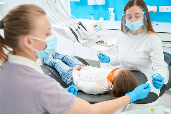 Asistente Guantes Nitrilo Dando Instrumento Dental Dentista Pediátrico Sobre Cabeza — Foto de Stock