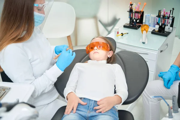 牙齿检查前用牙科医生手看牙齿探查的严重少女 — 图库照片