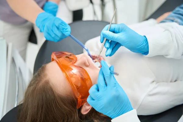 Dentista Pediátrico Luvas Nitrilo Examinando Cavidade Oral Infantil Usando Sonda — Fotografia de Stock
