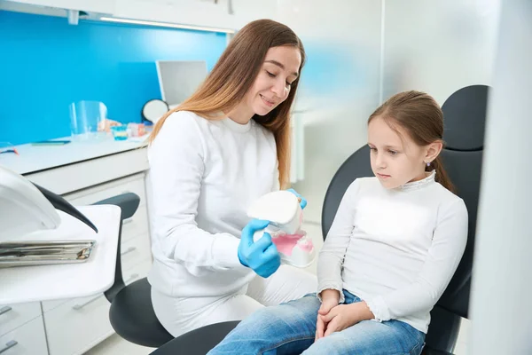 Glimlachende Pediatrische Tandarts Poetsen Tanden Tandheelkundig Model Voor Gericht Klein — Stockfoto