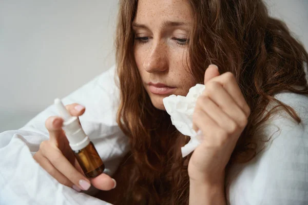 Battaniyeye Sarılı Hasta Kadın Soğuk Algınlığı Ilacı Için Hazırlanırken Peçete — Stok fotoğraf