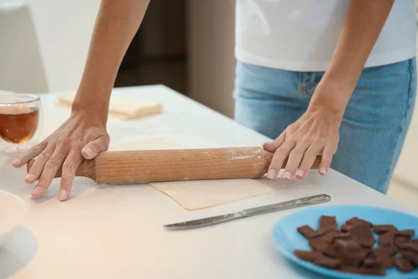 Cuidar Ama Casa Para Mesa Cocina Mientras Que Rodillo Está — Foto de Stock