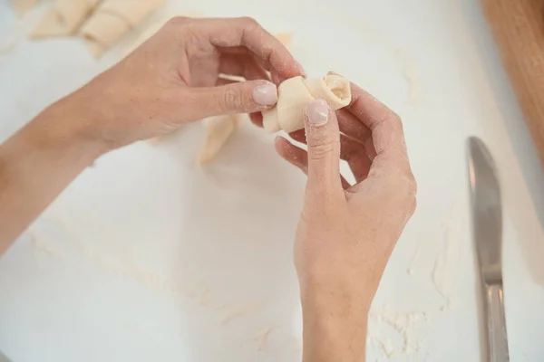Duas Mãos Fazem Croissants Massa Crua Enquanto Farinha Está Espalhada — Fotografia de Stock