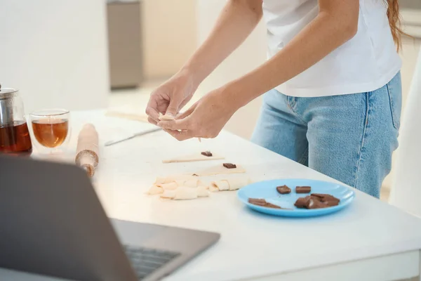 Femme Foyer Attentionnée Remplissant Des Croissants Tout Tenant Dans Cuisine — Photo