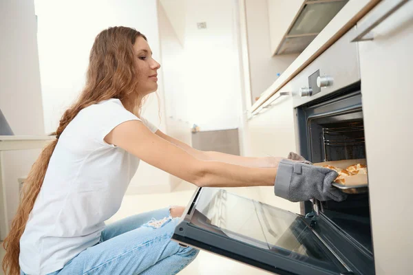 Casalinga Concentrata Accovacciata Forno Elettrico Mentre Teneva Una Teglia Con — Foto Stock