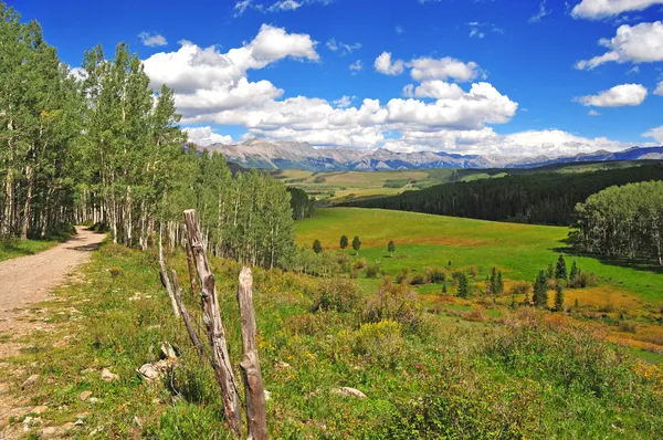 Wandern in den felsigen Bergen — Stockfoto