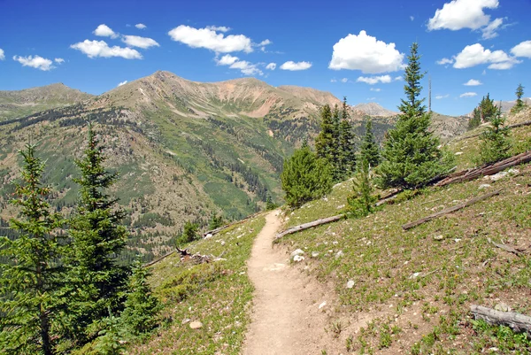 Randonnée dans les montagnes Rocheuses avec ciel bleu et nuages — Photo