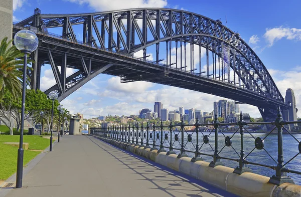 悉尼港湾大桥和城市天际线，澳大利亚悉尼 — 图库照片