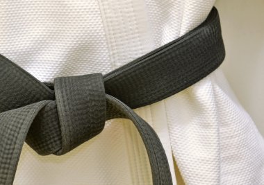Karate siyah kuşak üzerinde beyaz üniforma