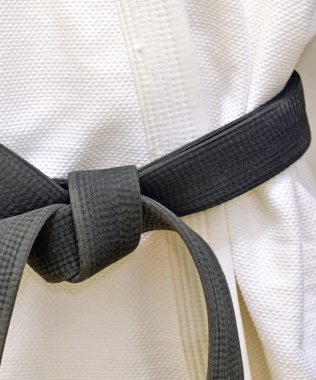 Karate siyah kuşak üzerinde beyaz üniforma