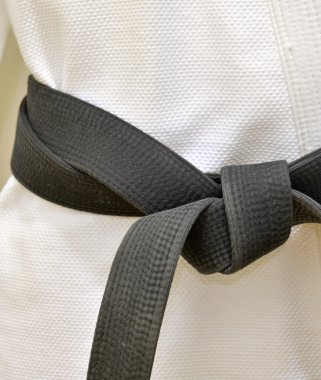 Karate siyah kuşak üzerinde beyaz üniforma