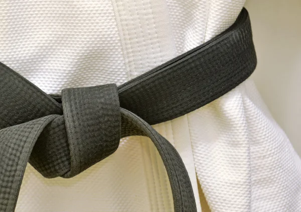 Karate cintura nera su uniforme bianca — Foto Stock