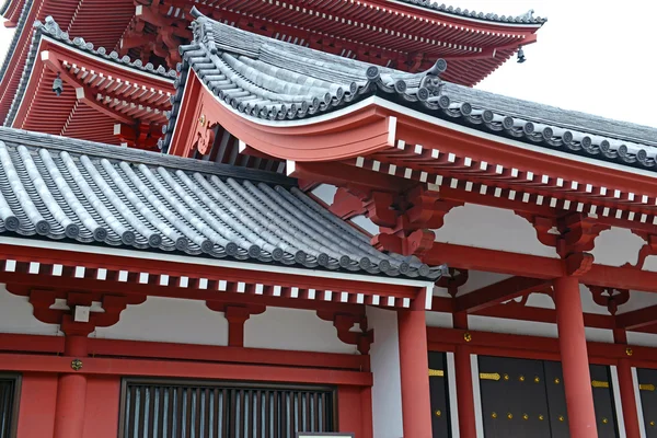 Arquitectura tradicional japonesa en el Templo Sensoji en Asakusa, Tokio, Japón — Foto de Stock