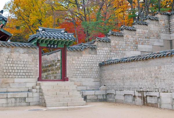 Traditionelle Architektur mit Eingang und Mauer im herbstlichen Laub. changgyeonggung Palast, seoul, Südkorea — Stockfoto