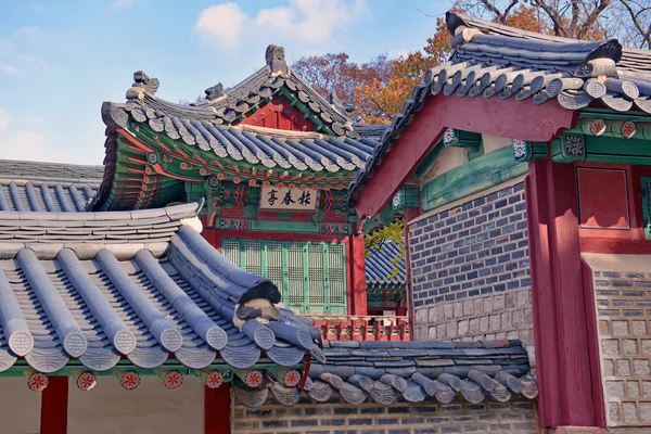 Arquitectura tradicional que muestra colorido detalle de techo en Seúl, Corea del Sur — Foto de Stock