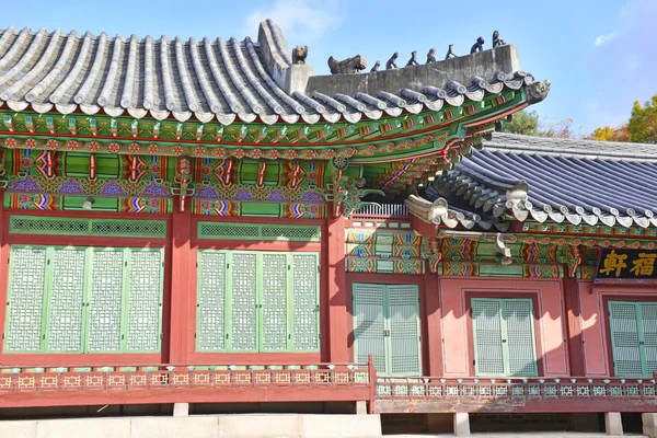 Tegel dak detail en traditionele architectuur in het changgyeong paleis, Seoel, Zuid-korea — Stockfoto