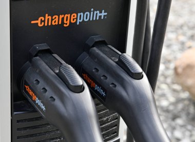 New York Gölü Meydanı Ekim 2021 'de. Elektrikli araçlar ESG hareketi tarafından daha popüler hale geldikçe, Şarj Noktası 'ndaki bunun gibi EV şarj istasyonları daha yaygın hale gelecektir..