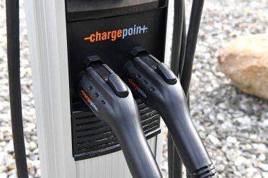 New York Gölü Meydanı Ekim 2021 'de. Elektrikli araçlar ESG hareketi tarafından daha popüler hale geldikçe, Şarj Noktası 'ndaki bunun gibi EV şarj istasyonları daha yaygın hale gelecektir..