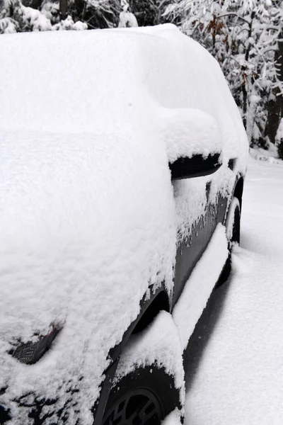 Сніговий Покритий Автомобіль Після Снігової Бурі — стокове фото