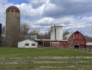 Çiftlikteki eski kırmızı ahır ve silo ile kırsal alan