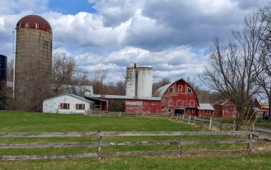 Çiftlikteki eski kırmızı ahır ve silo ile kırsal alan