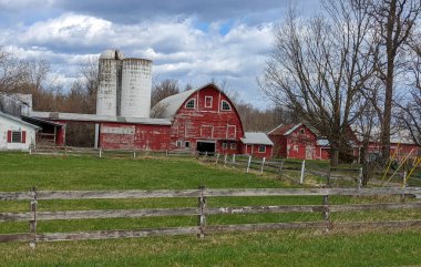 Çiftlikteki eski kırmızı ahır ve silo ile kırsal alan