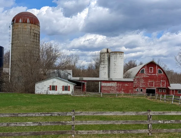Çiftlikteki eski kırmızı ahır ve silo ile kırsal alan