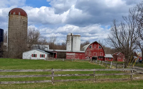 Çiftlikteki eski kırmızı ahır ve silo ile kırsal alan