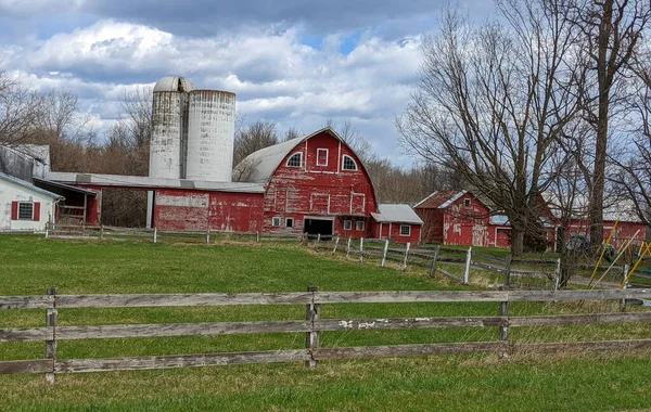 Çiftlikteki eski kırmızı ahır ve silo ile kırsal alan