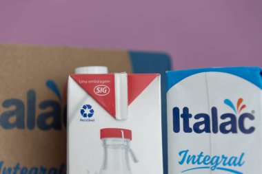 Süpermarketlerde satılmak üzere paketlenmiş süt kutuları. Pastörize süt insan tüketimi için. Basit bir sepet parçası. Tetrapack Paketleme. Kalsiyum zengini inek sütü.