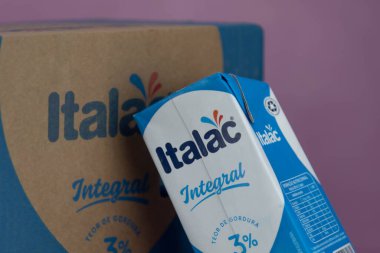 Süpermarketlerde satılmak üzere paketlenmiş süt kutuları. Pastörize süt insan tüketimi için. Basit bir sepet parçası. Tetrapack Paketleme. Kalsiyum zengini inek sütü.