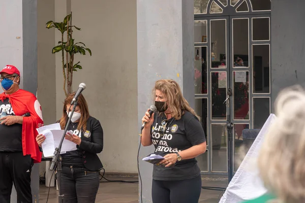 Santa Maria, RS, Brezilya. 02/10/2021. Anti-faşist politik gösteriler ve Bolsonaro hükümetine karşı. Anti-faşist ve anti-bolsonist eylemler. Brezilya 'da görevden alma hareketi.