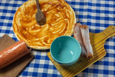 Ev yapımı pizza hazırlamak için gerekli malzeme ve gereçler. Domates soslu pizza. İtalyan mutfağı. Amatör mutfak. Yiyecekler. Tipik yemek hazırlama..