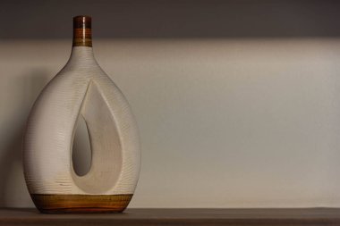 Oda dekorasyonu için bir eşya. İç dekorasyon. Kapalı alan çevresi için nesneler. Süsler.