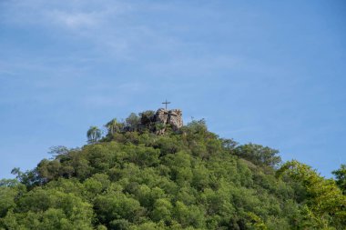 Dini anıt doğal oluşumun üstünde. Doğa manzarası. Dini turizm. Brezilya 'da tropikal orman.