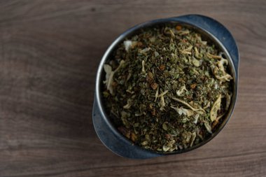 Annatto 'dan (Bixa orellana) yapılan öğütülmüş kırmızı mutfak çeşnisi. Paprika. Hafif ve hafif tatlı bir baharat, et ve sosta tüketiliyor. Temel baharatlar.